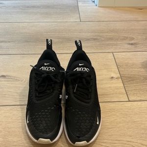 Black Nike air max 270